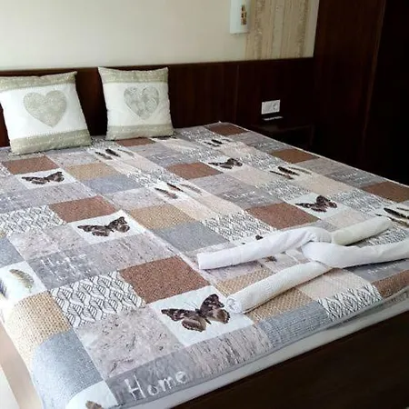 Lakos Apartmanház *